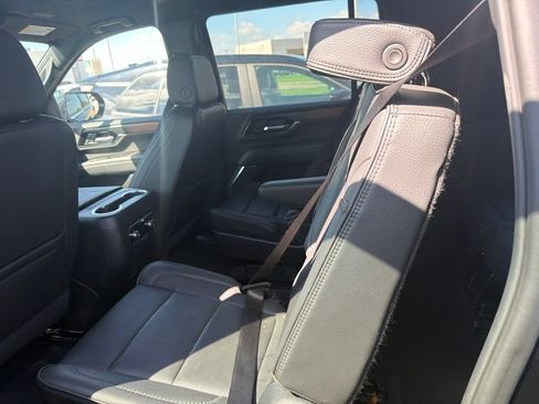 Used 2025 GMC Yukon XL Denali AWD/4WD image 3