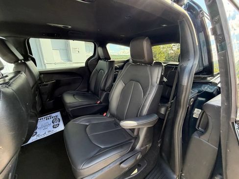 Used 2023 Chrysler Pacifica Touring-L w/ S Appearance Package FWD image 10