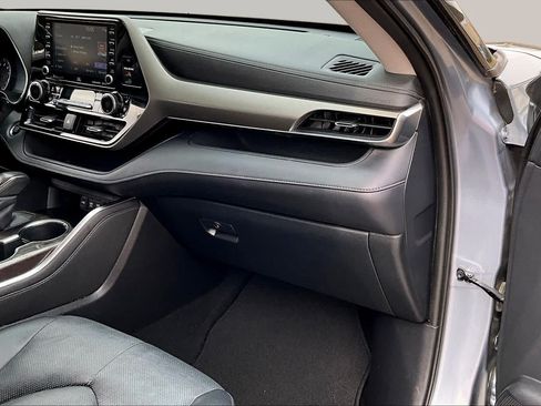 Used 2020 Toyota Highlander Limited FWD image 18