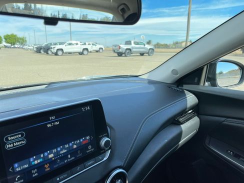 Used 2025 Nissan Sentra SV image 34