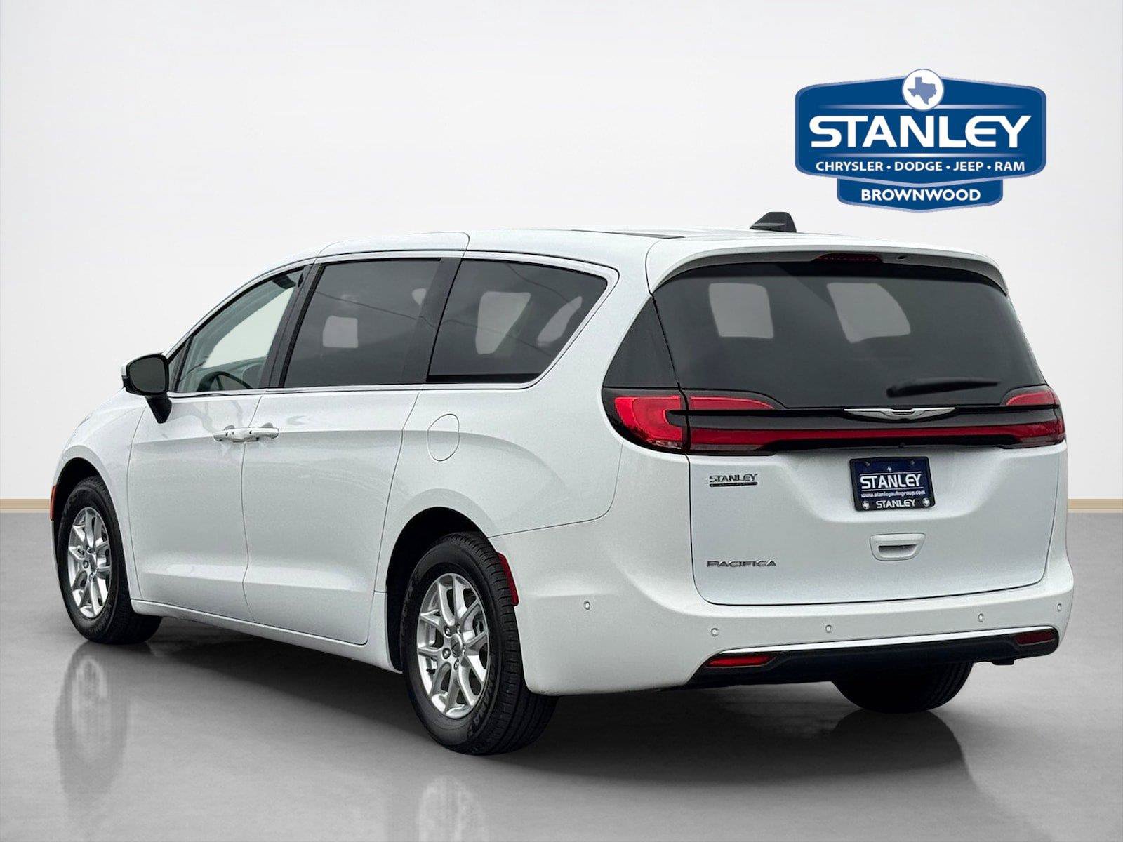 Used 2023 Chrysler Pacifica Touring-L FWD image 5