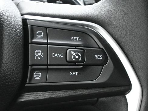 Used 2023 Jeep Grand Cherokee Altitude RWD image 7