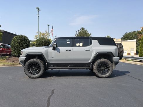 Used 2024 GMC Hummer EV 3X w/ LPO, Illumination Package AWD/4WD image 12
