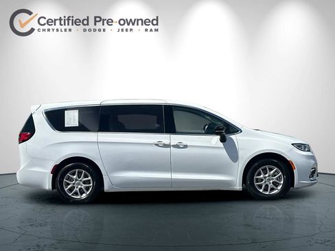Used 2024 Chrysler Pacifica Touring-L FWD image 3