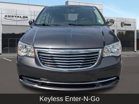 Used 2016 Chrysler Town & Country Touring-L FWD image 10