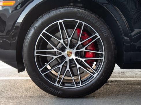 Certified 2024 Porsche Cayenne S AWD/4WD image 12