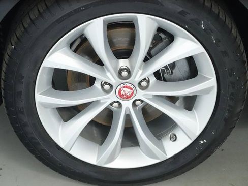 Used 2018 Jaguar XF Premium image 37