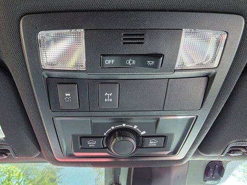 Used 2018 Toyota Tacoma TRD Off-Road w/ Technology Package AWD/4WD image 19