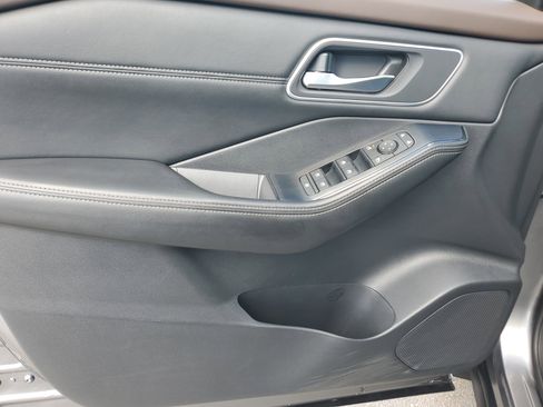 Used 2021 Nissan Rogue SV w/ Premium Package image 25