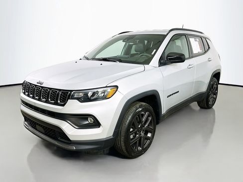 Used 2026 Jeep Compass Latitude AWD/4WD image 3