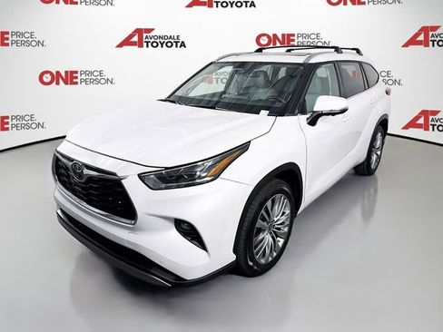 Used 2023 Toyota Highlander Platinum FWD image 3