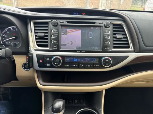 Used 2014 Toyota Highlander Limited Platinum AWD/4WD image 24