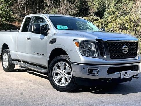 Used 2017 Nissan Titan SV AWD/4WD image 3