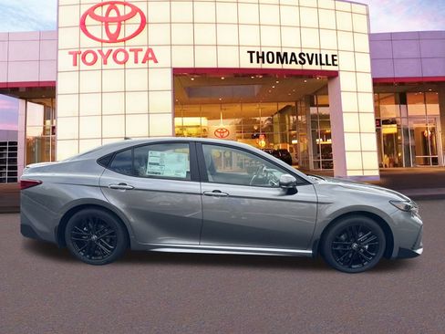 Used 2025 Toyota Camry SE image 4