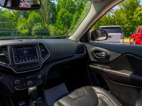 Used 2019 Jeep Cherokee Trailhawk AWD/4WD image 26