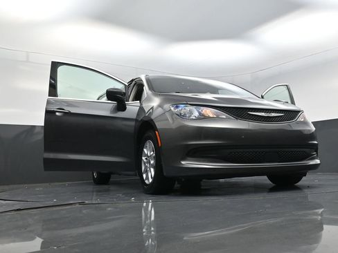 Used 2022 Chrysler Voyager LX image 28