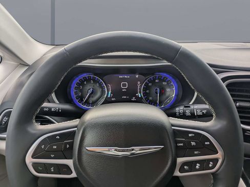 Used 2024 Chrysler Pacifica Touring-L FWD image 48