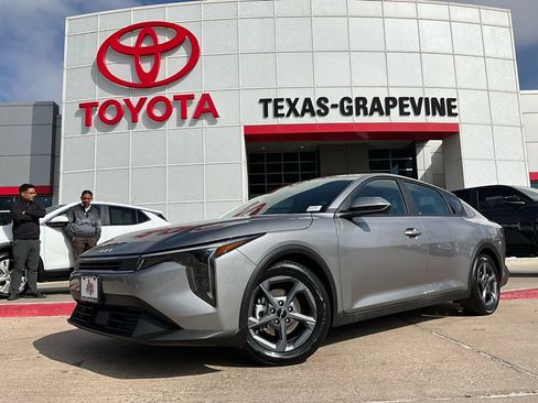 Used 2025 Kia K4 LXS image 2