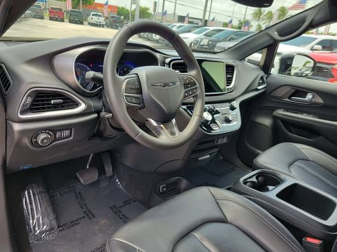 Used 2025 Chrysler Pacifica Select FWD image 9