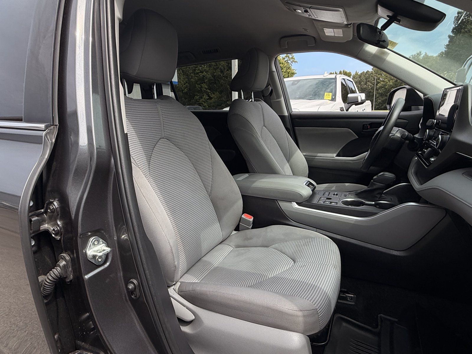 Used 2023 Toyota Highlander L AWD/4WD image 32