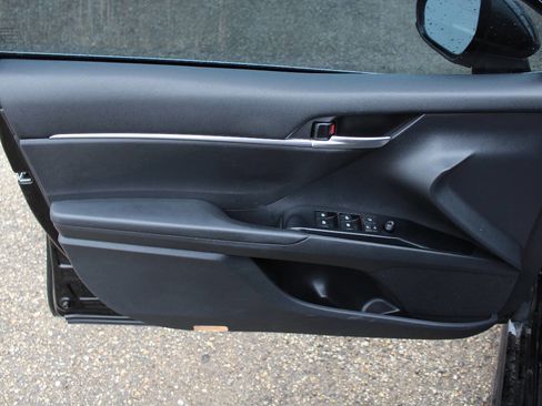 Used 2019 Toyota Camry SE FWD image 11