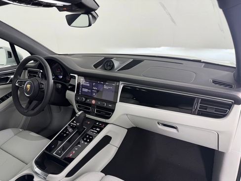 Certified 2025 Porsche Macan Base image 17