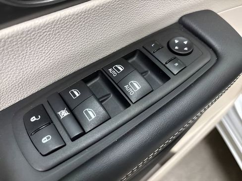 Used 2024 Chrysler Pacifica Touring-L FWD image 11