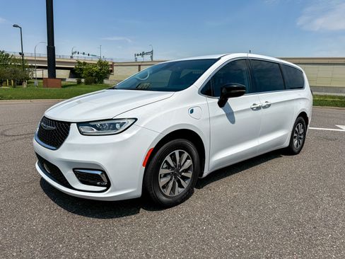 Used 2024 Chrysler Pacifica Limited FWD image 1