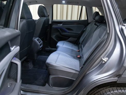Used 2025 Volkswagen Tiguan SE w/ Panoramic Sunroof Package AWD/4WD image 15