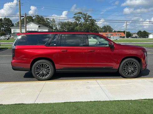 Used 2025 Cadillac Escalade ESV Sport Platinum AWD/4WD image 4