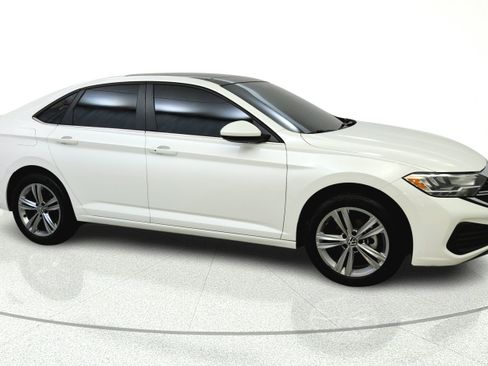 Used 2022 Volkswagen Jetta SE w/ Panoramic Sunroof Package FWD image 8