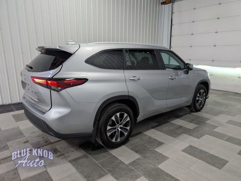 Used 2025 Toyota Highlander XLE image 4