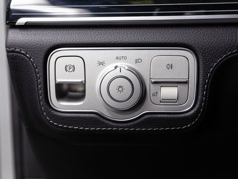 Used 2025 Mercedes-Benz GLS 580 4MATIC image 10