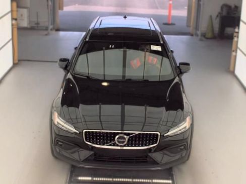 Used 2025 Volvo V60 B5 Cross Country Plus AWD/4WD image 2
