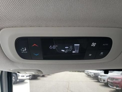 Used 2024 Chrysler Pacifica Limited FWD image 16