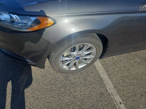 Used 2017 Ford Fusion SE FWD image 3
