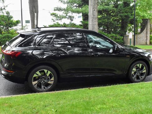 Used 2021 Audi e-tron Premium w/ Convenience Plus Package image 9