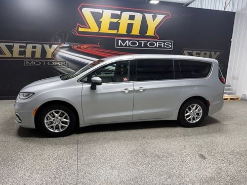 Used 2023 Chrysler Pacifica Touring-L FWD image 3