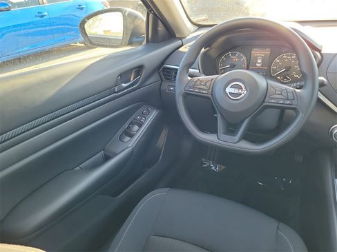 Used 2025 Nissan Altima 2.5 S image 18