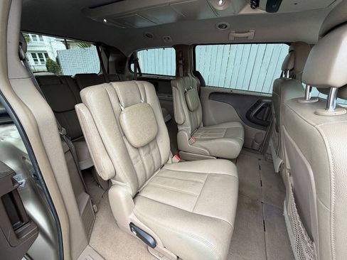 Used 2015 Chrysler Town & Country Touring-L w/ Driver Convenience Group FWD image 10