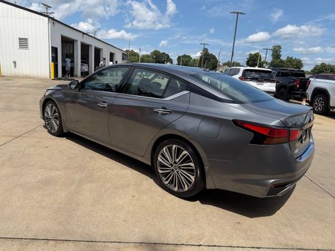 Used 2023 Nissan Altima 2.5 SL FWD image 9