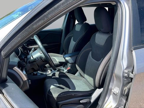 Used 2018 Jeep Cherokee Latitude w/ Altitude Package AWD/4WD image 16