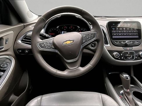 Used 2017 Chevrolet Malibu LT w/ Leather Package FWD image 9