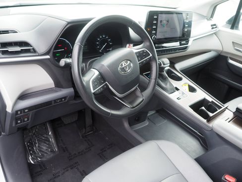 Used 2023 Toyota Sienna XLE image 10
