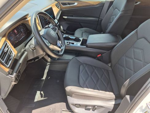 Used 2025 Volkswagen Atlas SE FWD image 24