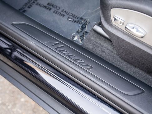Certified 2025 Porsche Macan AWD/4WD image 11