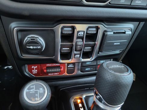 New 2025 Jeep Gladiator Mojave image 26