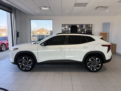 Used 2025 Chevrolet Trax RS w/ Sunroof Package image 2