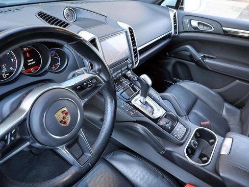 Used 2018 Porsche Cayenne Platinum Edition image 41