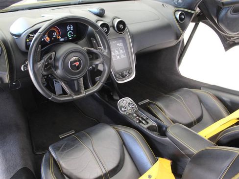 Used 2018 McLaren 570S Spider RWD image 10